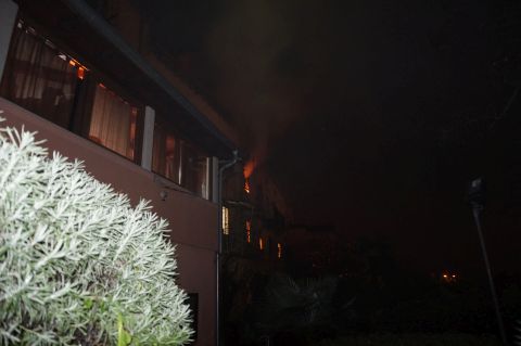 Veliki požar u Labinu Zapalio se dimnjak izgorjeli stanovi FOTO