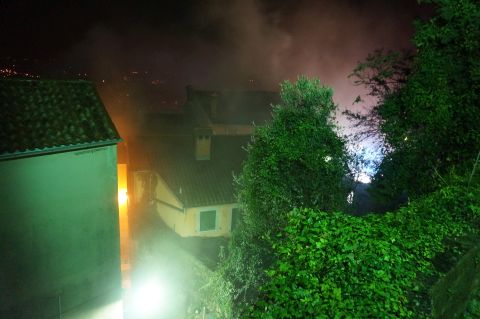 Veliki Po Ar U Labinu Zapalio Se Dimnjak Izgorjeli Stanovi Foto