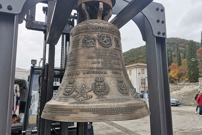 FOTO / U Rašu siglo velebno zvono od 300 kilograma koje je blagoslovio papa Franjo. SVAKE GODINE NA ISTI DATUM ODJEKNUT ĆE TOČNO 185 PUTA