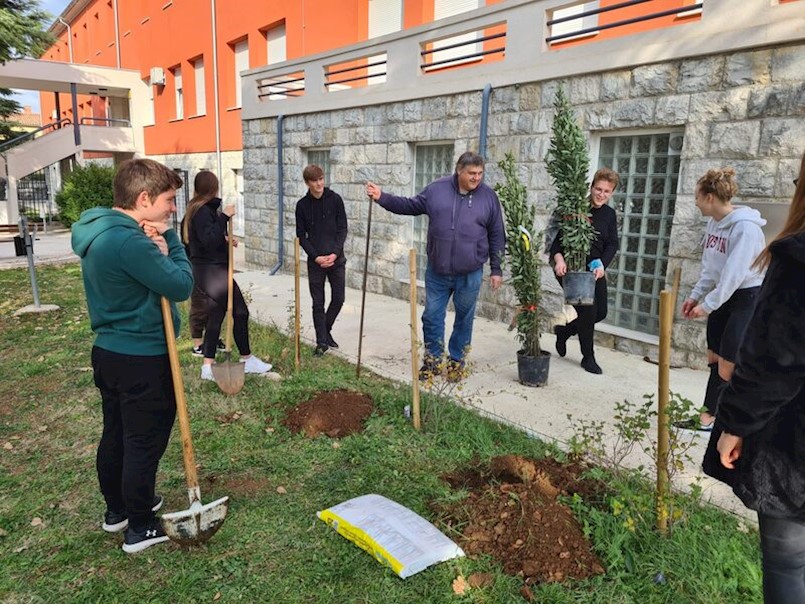 Učenici SŠMB-a po treći put se priključili kolektivnoj sadnji drveća