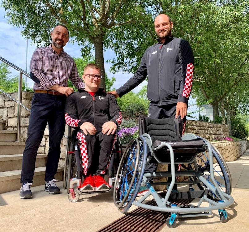 Općina Kršan Dejanu Nišandžiću pomogla u nabavci posebnih sportskih kolica za košarku za osobe s invaliditetom
