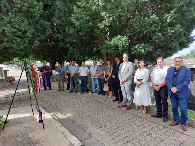 Polaganjem vijenca na Centralnom križu Gradskog groblja obilježen Dan državnosti Republike Hrvatske