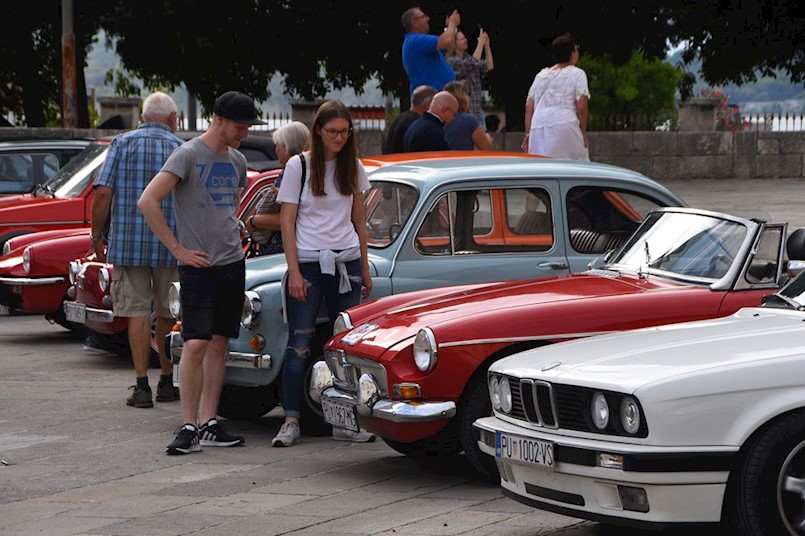 Ove nedjelje na starogradskom trgu brojni automobilski klasici