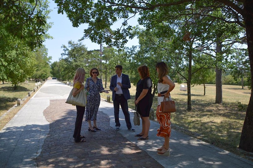 Ministrica kulture i medija Nina Obuljen Koržinek sa svojim suradnicima posjetila park skulptura Dubrova