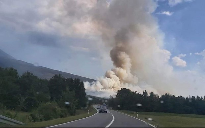 UDARI MUNJE IZAZVALI POŽAR NA PODRUČJU UČKE, na Labinštini istovremeno gore tri požara