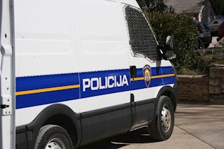 Vozač (18) kod Čepića pokušao pobjeći policiji. Nema položen vozački ispit i vozio je neregistriran automobil - kazna preko 25 tisuća kuna