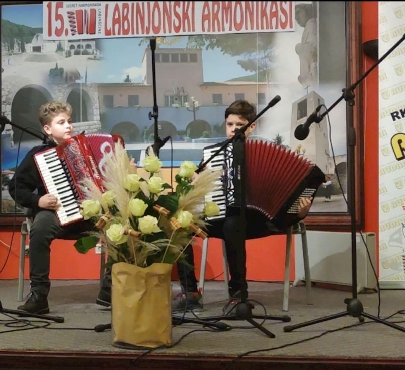 U Raši po 15. put održan tradicionalni susret svirača na harmonici ''Labinjonski armonikaši''