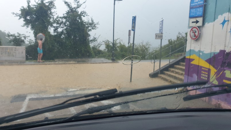 Obilne poplave u Labinu, Rapcu i Raši: Pod vodom podrumi, igrališta, plaža i ulazi u hotel Maslinica, velike bujice na cestama