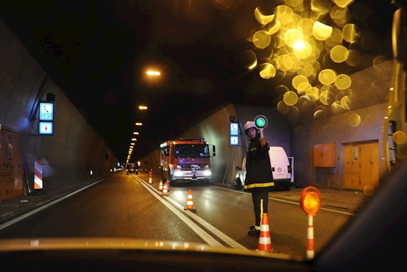 Teška prometna nesreća u Tunelu Učka: Automobil velikom brzinom udario u betonski blok naplatne postaje, smrtno stradali vozač i suvozač