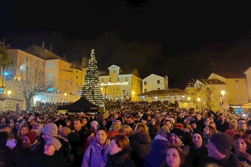 Počela Labinska božićna bajka: Grupa Dalmatino zagrijala i raspjevala prepun starogradski trg