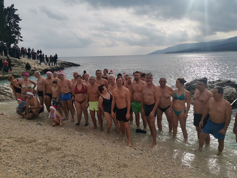 Ove godine oboren rekord s više od 50 hrabrih kupača s Labinštine te iz Pazina, a bilo je i turista