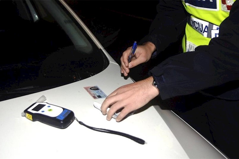 Labin: Pod utjecajem alkohola i droga vozio automobil s ukradenim registarskim pločicama