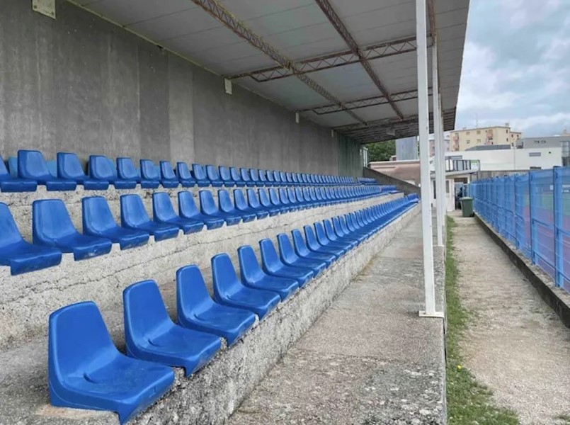 Zamijenjeno 120 stolica na natkrivenom dijelu Gradskog stadiona Labin – nastavak ulaganja u sportsku infrastrukturu