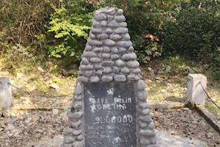 Devastiran spomenik žrtvama NOB-a u Koromačnu, uklonjena zvijezda petokraka i razbijena spomen-ploča