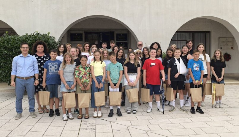 Uspješni učenici i mentori OŠ Ivana Batelića na prijemu kod načelnika Knapića