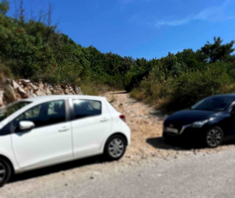 Ne parkirajte automobile na protupožarnim putevima!