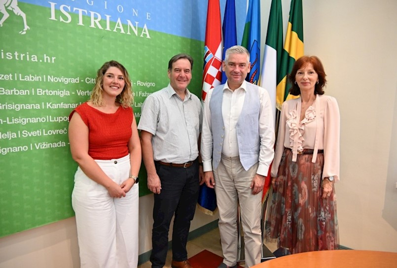 Istarski župan Boris Miletić i načelnik Pićna Dean Močinić razgovarali o mogućnostima rekonstrukcije i prenamjene nekadašnje škole u Krbunama