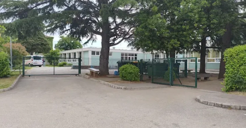 Zatvara se dvorište OŠ Matije Vlačića – nakon završetka ograđivanja već zabilježeno vandaliziranje ulaza