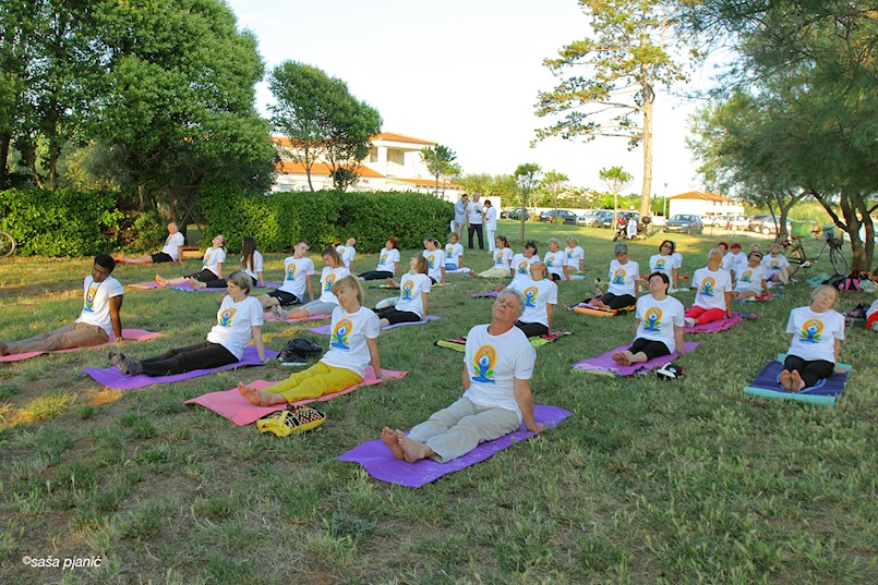 Poziv na učenje početnih tečajeva vježbanja joge Poziv na učenje početnih tečajeva vježbanja joge