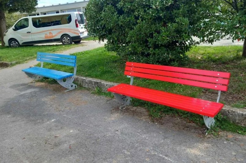 Nove klupe ispred Hitne pomoći i obnovljeno dvorište Centra „Liče Faraguna“ Nove klupe ispred Hitne pomoći i obnovljeno dvorište Centra „Liče Faraguna“