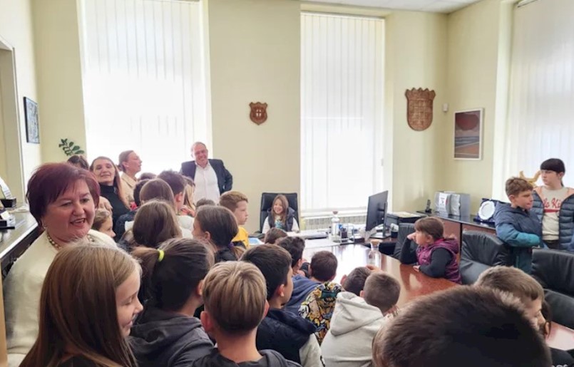 Dječji tjedan započeo posjetom učenika iz OŠ „Ivo Lola Ribar“ gradskoj upravi
