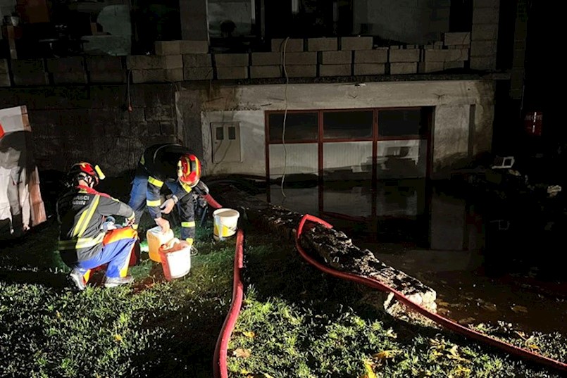 Nakon sinoćnje obilne kiše: Plomin Luka pod vodom, vatrogasci na terenu od ranog jutra – mještani ogorčeni: "Upozoravamo godinama, ništa se ne mijenja"