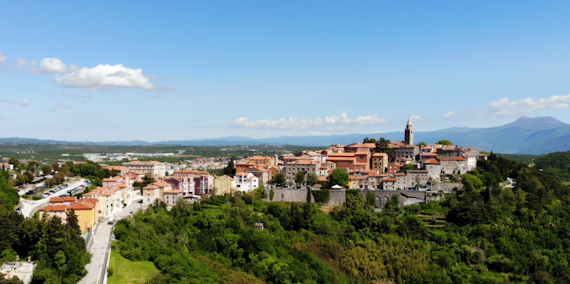 Od parkirališta kod Vileta žičarom ili eskalatorom do starog grada Labina Od parkirališta kod Vileta žičarom ili eskalatorom do starog grada Labina