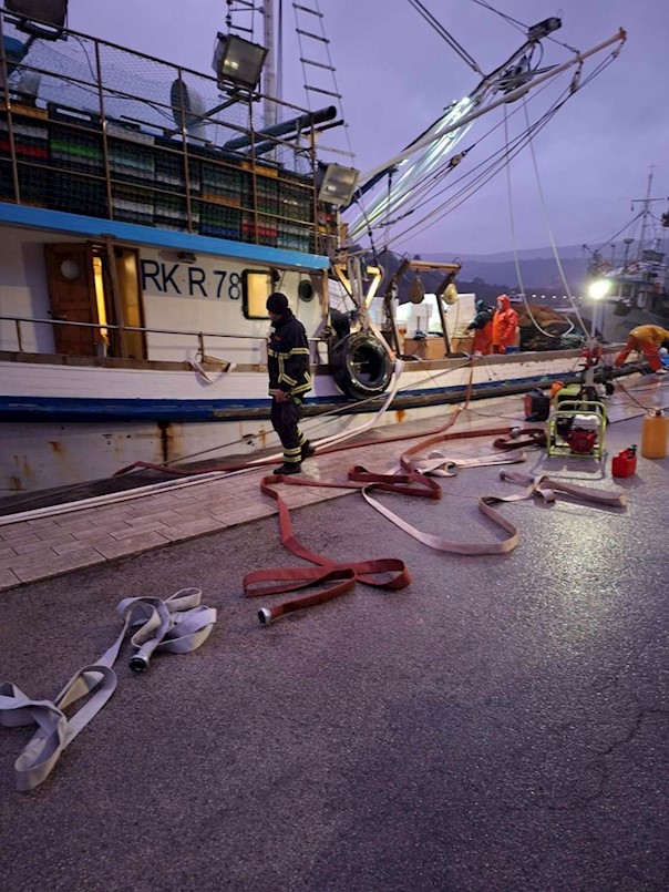intervencija labinskih vatrogasaca U Plomin Luci spasili ribarski brod od potonuća