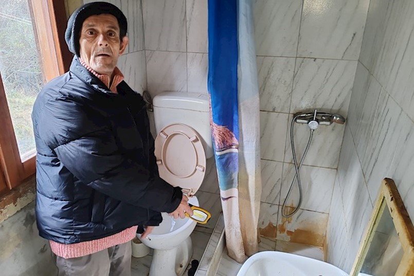 Davor Čeliković iz Krapna zbog problema s cijevima, suđe pere - pod tušem