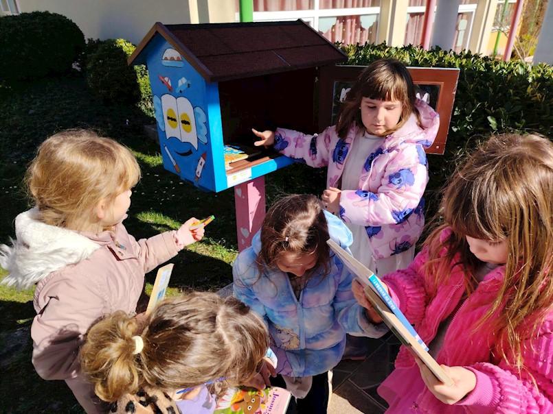 Akcijom darivanja prikupljeno šezdesetak dječjih knjiga za Male knjižnice na otvorenom