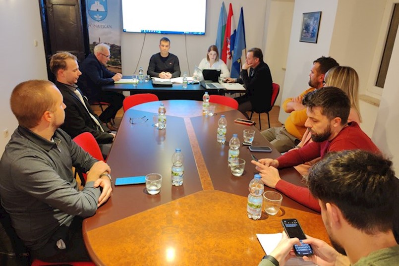 GLAVNA TEMA U PIĆNU: Nezadovoljni mještani na sjednici Općinskog vijeća: Tražili reakciju zbog Rockwoola, otišli razočarani GLAVNA TEMA U PIĆNU: Nezadovoljni mještani na sjednici Općinskog vijeća: Tražili reakciju zbog Rockwoola, otišli razočarani