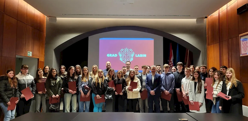 Grad Labin potpisao ugovore sa stipendistima: „Ulaganje u mlade je ključ razvoja našega grada“