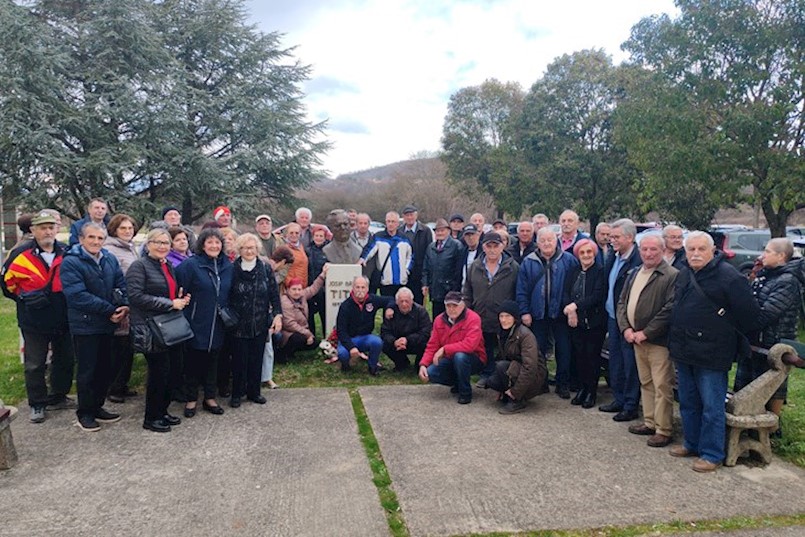 Društvo "J. B. Tito" Labinštine polaganjenjem vijenaca kod Titove biste i godišnjom skupštinom obilježilo svoj dan