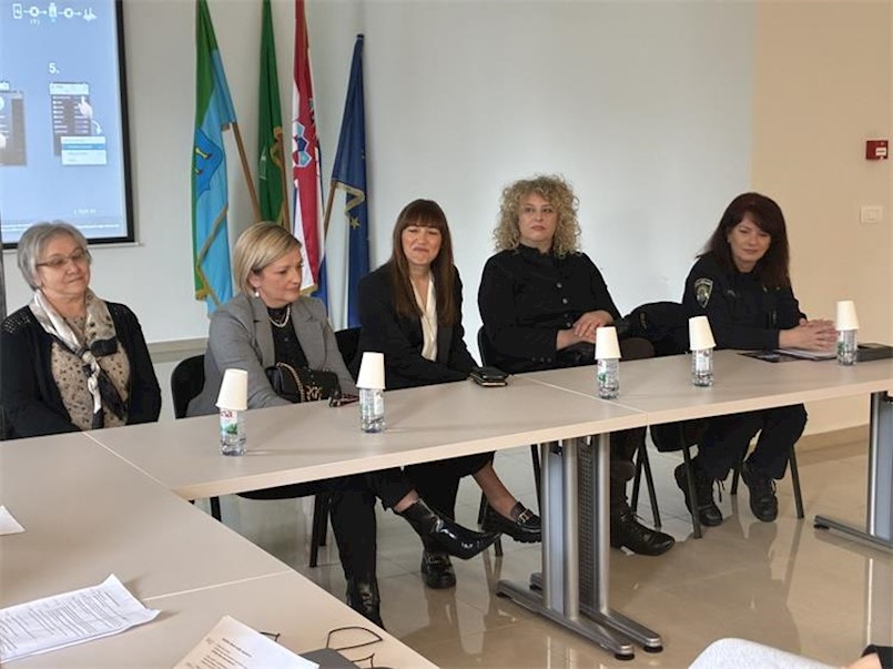 Labinska policajka sudjelovala na okruglom stolu ''Snažne žene naše zajednice''