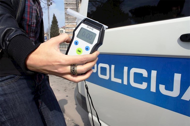 Labin: Vozio automobil pod utjecajem alkohola od 2.48 promila pa udario u zid