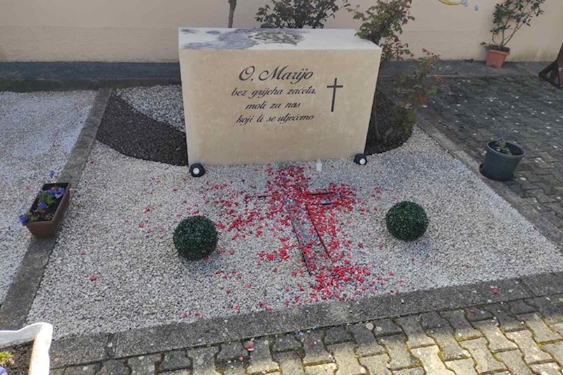Gradonačelnik Blašković najoštrije osudio vandalizam ispred crkve Majke Božje Fatimske u Podlabinu, reagirao i HDZ Labin