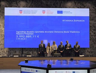 Županu Miletiću uručen ugovor za izgradnju školske sportske dvorane u Potpićnu, vrijedan 2,79 milijuna eura