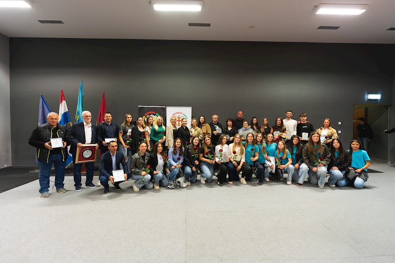 [FOTOGRAFIJE] Proglašeni najbolji sportaši grada Labina za 2025. godinu - laureati Paulo Blažina i Agata Miletić Lupetin, Borisu Milevoju nagrada za životno djelo