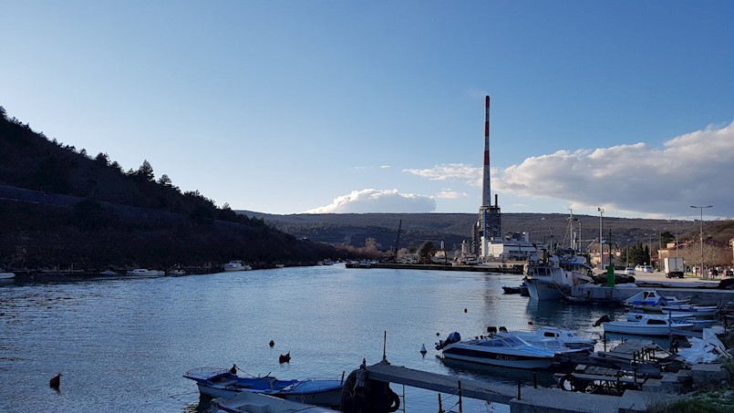 U Plomin Luci uređuje se riva i plaža: Stižu nove klupe i poboljšanja odvodnje