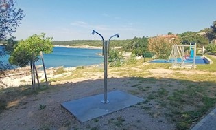 Na plaži u Koromačnu postavljen novi tuš