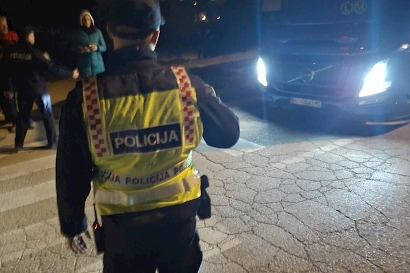 TREĆI DAN PROSVJEDA: Policija razbila blokadu u Koromačnu i propustila kamione prema Holcimu