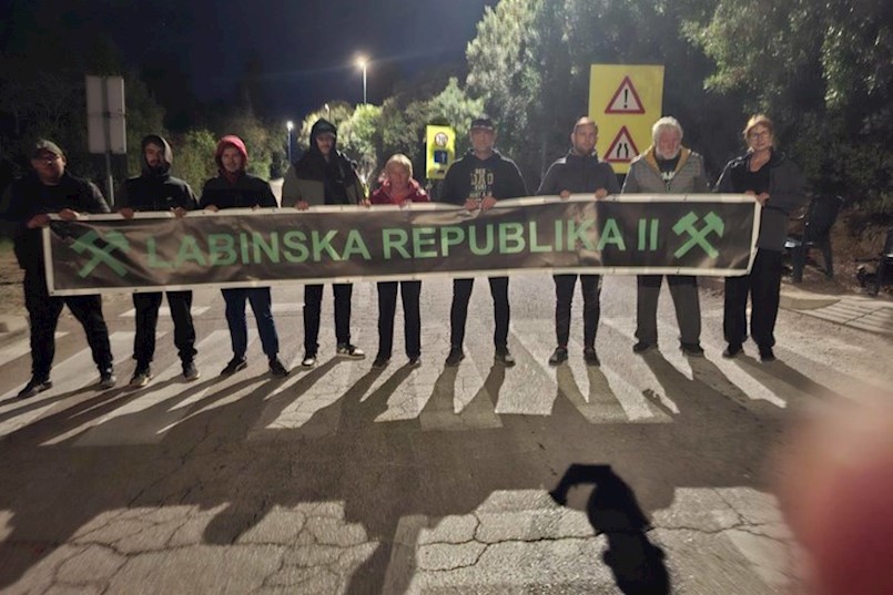 Incident u Kapelici kraj Labina: Policajac službenim autom nasrnuo na prosvjednike?