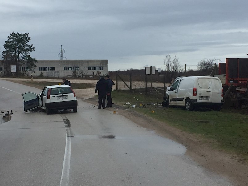 U sudaru dva automobila na cesti Vinež-Dubrova poginuo muškarac 