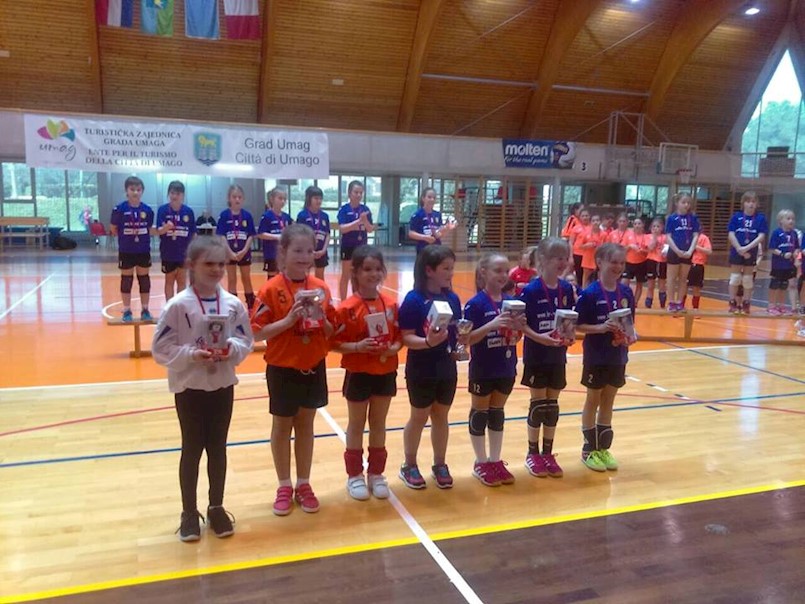 Odličan nastup mladih labinskih rukometašica na 23. Otvorenom prvenstvu Istre u mini rukometu u Umagu