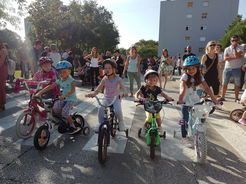 Održana biciklijada za klince, mališani se okušali u brzini i spretnosti vožnje biciklom
