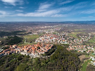 Nove mjere labinske gradske uprave, smanjenje plaća i nove olakšice za poduzetnike