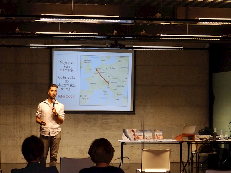 Tomica Kristić održao zanimljivo putopisno predavanje u Gradskoj knjižnici Labin: Autostopom od Hrvatske do Novog Zelanda
