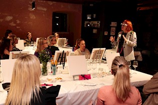 Prva wine&art radionica nagrađivane umjetnice u Savičenti