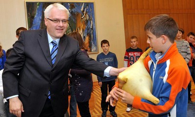 Učenici Osnovne škole „Ivan Goran Kovačić“  s Predsjednikom na sok