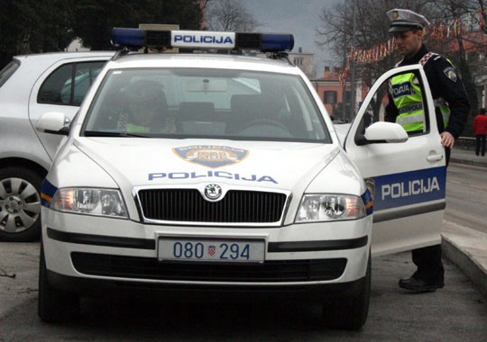 Mladić iz Raše se pijan zabio u kamion pa udario u stijene